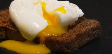 Bir dilim kepekli ekmek haşlanmış yumurta