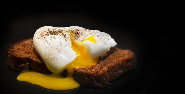 Huevo escalfado en una rebanada de pan integral . — Foto de Stock