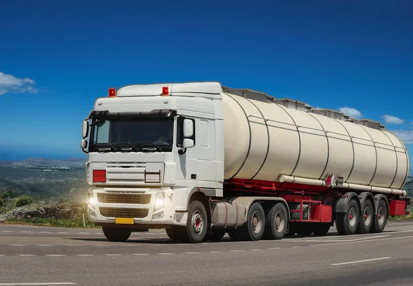 Römork tanker kamyon karayolu üzerinde — Stok fotoğraf