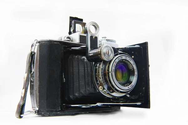 Câmera de foto antiga cortada em um fundo branco — Fotografia de Stock