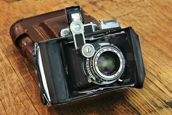 Old camera on a wooden background. Set of photographer — Stock Photo, Image
