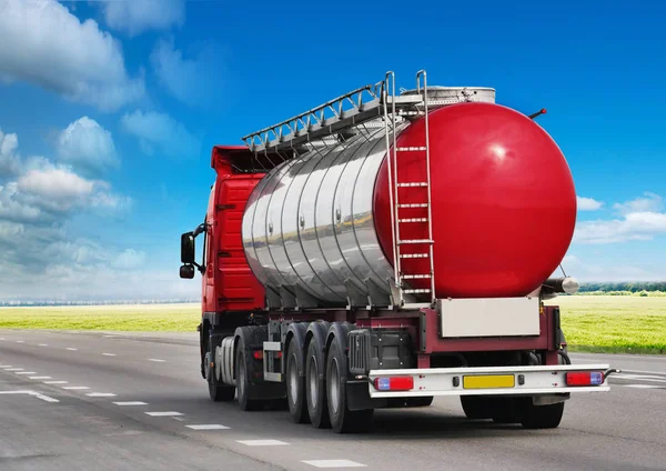 Petrol tanker on the asphalt road, — Stock Photo, Image