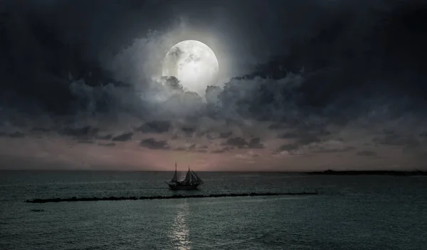 Yate en el mar contra el fondo de la luna grande . —  Fotos de Stock