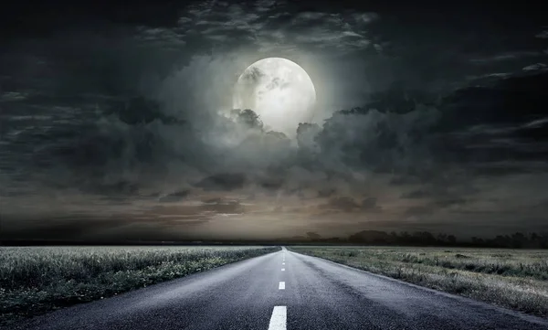 Route dans la nuit — Photo