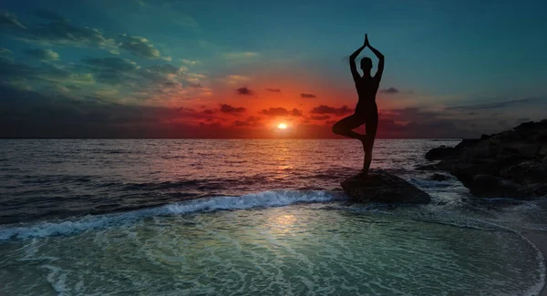 Silhouette young woman practicing yoga — Stock Photo, Image