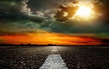 Asfalt yol ve gökyüzü