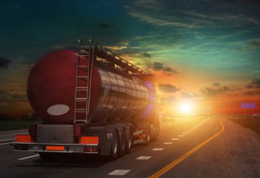 Tanker ile krom tanker karayolu üzerinde.