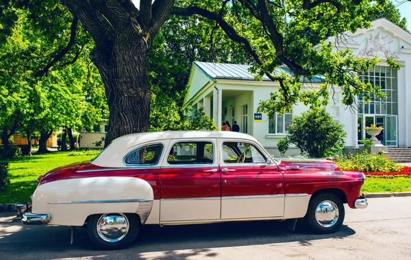 Carro retro estacionado perto da casa — Fotografia de Stock