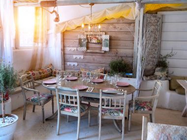 Rustik bir evde küçük bir yemek odası,