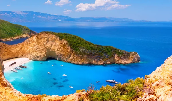 Bucht von Navagio und Strand der Schiffswracks im Sommer. — Stockfoto