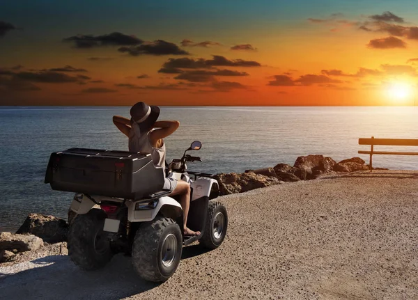 Uma mulher na ATV. Caminhe para o mar na ilha de Zakynthos — Fotografia de Stock