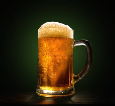 Bir bardak taze, soğuk bira 