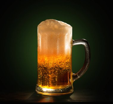 Bir bardak taze, soğuk bira 