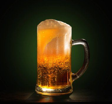 Bir bardak taze, soğuk bira 