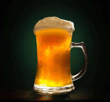 Bir bardak taze, soğuk bira 