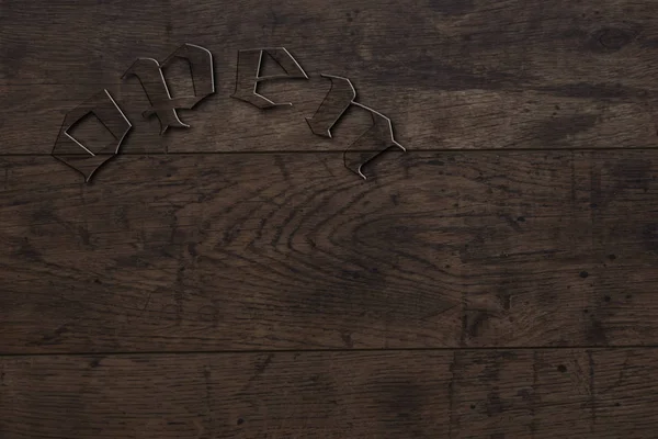 Ein Holzschild mit der Aufschrift "offen" — Stockfoto