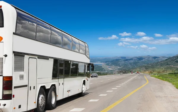 Ourist buss kör turister att vila — Stockfoto