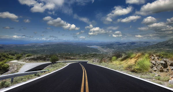 Camino asfaltado en un claro día soleado — Foto de Stock