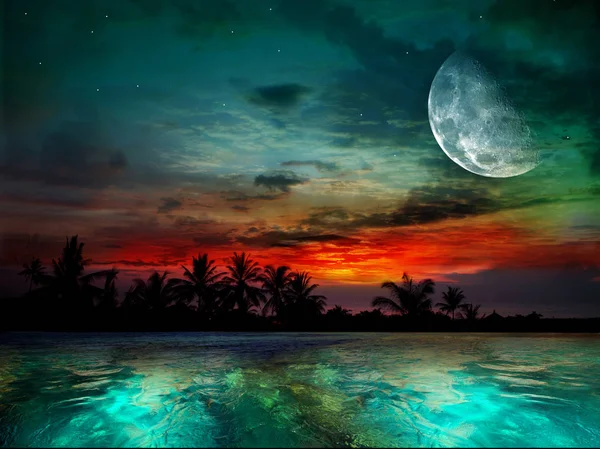 Oceano, tramonto e luna — Foto Stock