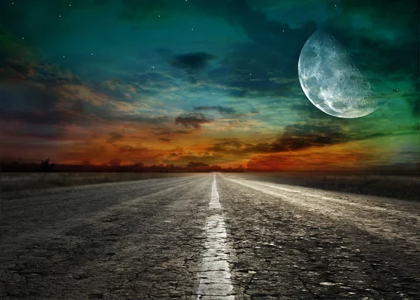 Strada asfaltata di notte sullo sfondo della luna — Foto Stock