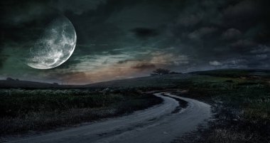 Çayır gece arka planı ile kırsal yol