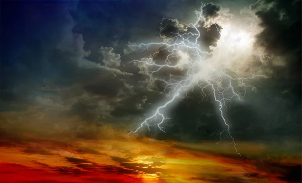 Lightning during a thunderstorm on a sunset background — Stock Photo, Image