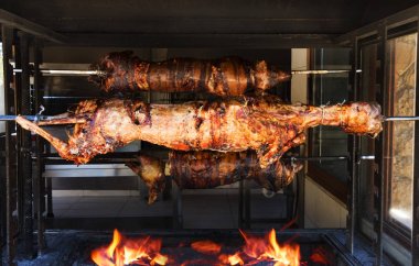 Piglet fry spit üzerinde