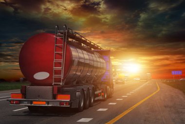 Tanker ile krom tanker karayolu üzerinde.