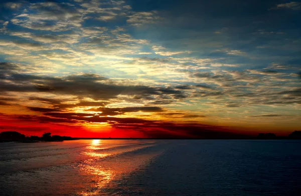 Puesta de sol en el océano — Foto de Stock