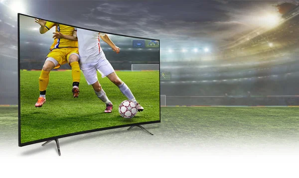 4k idegen rádióadást figyel, néz smart tv fordítása labdarúgó játék — Stock Fotó