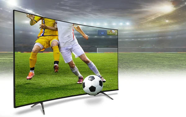 4k монитор смотрит трансляции футбольного матча по телевизору — стоковое фото