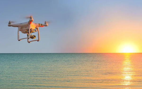 Quadcopter qui tourne la vidéo 4k — Photo