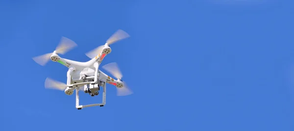 Quadcopter, který natáčí 4k video — Stock fotografie