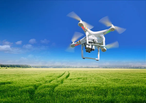 Quadrocopter close-up against — Stock Photo, Image