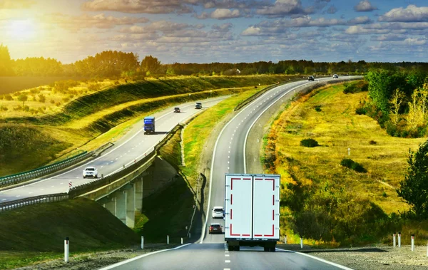 Auto-estrada com tráfego de caminhão — Fotografia de Stock