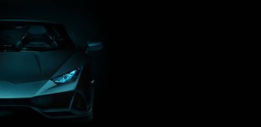 Siyah spor arabanın silueti 