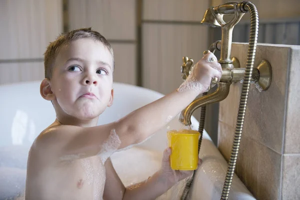 Jalá un niño pequeño se baña en una bañera , Imágenes de stock libres de derechos