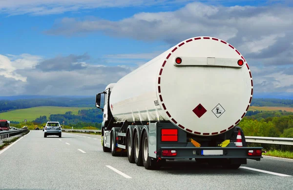 Camion Del Carburante Sta Guidando Lungo Una Bella Strada Tra — Foto Stock