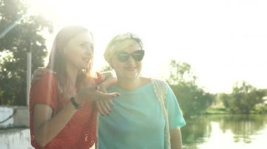 Dalga geçmeyi ve Park güneşli yaz günü yürüyüş güzel genç kız