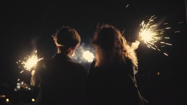 Mejores amigos viendo los fuegos artificiales en el día de la independencia . — Vídeos de Stock