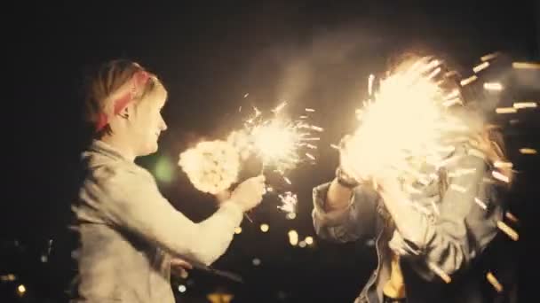 Beste Freunde feiern den Unabhängigkeitstag. Im Hintergrund die Lichter des Feuerwerks — Stockvideo