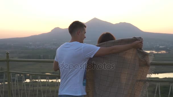 Junges verliebtes Paar beim Sonnenuntergang auf dem Aussichtsturm — Stockvideo