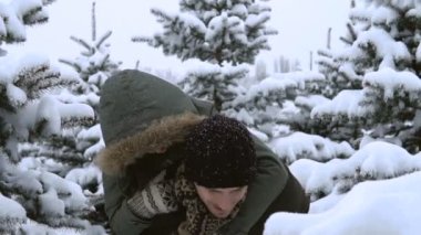 Winter Park. Genç bir çift arasında donmuş ağaçlar dalga geçmeyi seviyorum
