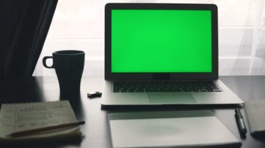 Yeşil ekran ile dizüstü bilgisayar. Programcılar işyeri