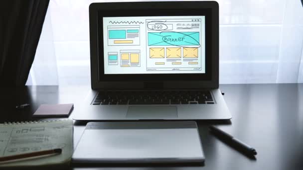 Webentwickler, der am Tisch sitzt und eine Skizze der zukünftigen Website erstellt. Arbeiten aus der Ferne vom Home Office. — Stockvideo