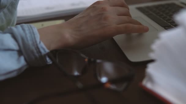 Freelancer trabaja remotamente a través de Internet en su computadora sentada en la oficina del hogar — Vídeo de stock