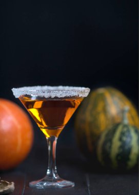 Kabak koyu arka plan üzerinde kokteyl ile kabak
