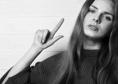 Bir kızın ahşap beyaz zemin üzerine siyah ve beyaz ciddi duygusal moda yakın çekim portre