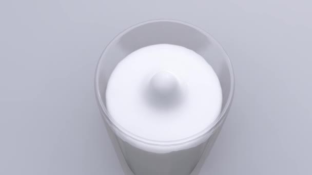 Een druppel melk valt in een reeds vol glas — Stockvideo