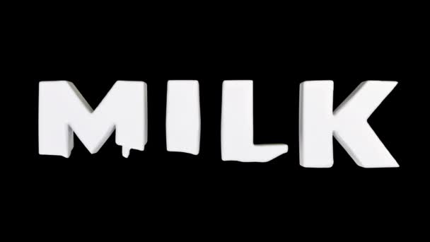 Leche de palabras que contiene leche corriente en sus cartas — Vídeo de stock